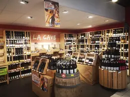 302-le-cres-magasin-bio-rayon-cave-vins-locaux-vignerons-herault-biocoop.webp