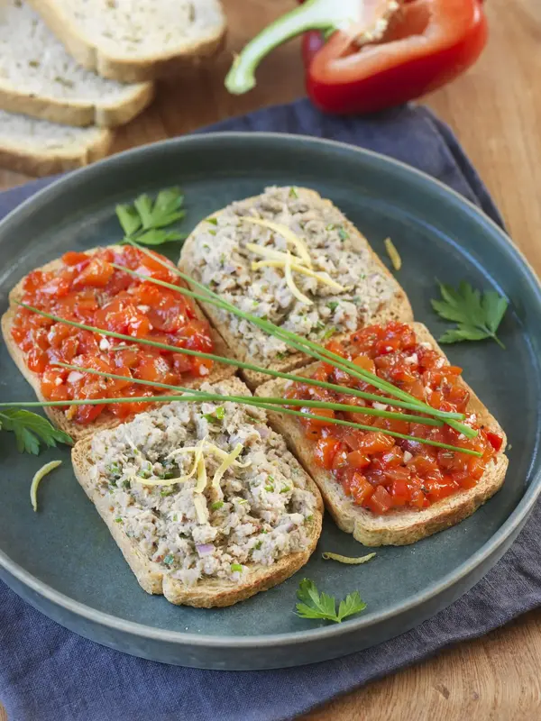 Canapés aux rillettes de sardines et aux poivrons confits